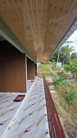Comfort Room, Balcony, Beach View | Property grounds