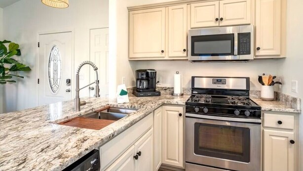 Private kitchen - 35-45 Grasshopper Lane combo ·Large retreat, red rock views, spas, six king beds (Sedona)