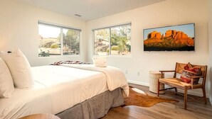 Room - 35-45 Grasshopper Lane combo ·Large retreat, red rock views, spas, six king beds (Sedona)