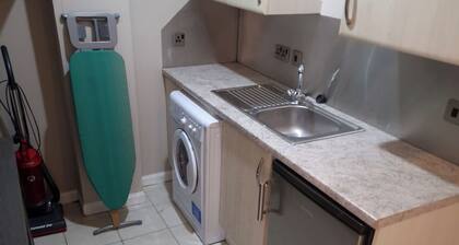 Stylish Edinburgh Townhouse, Garage & Balconies