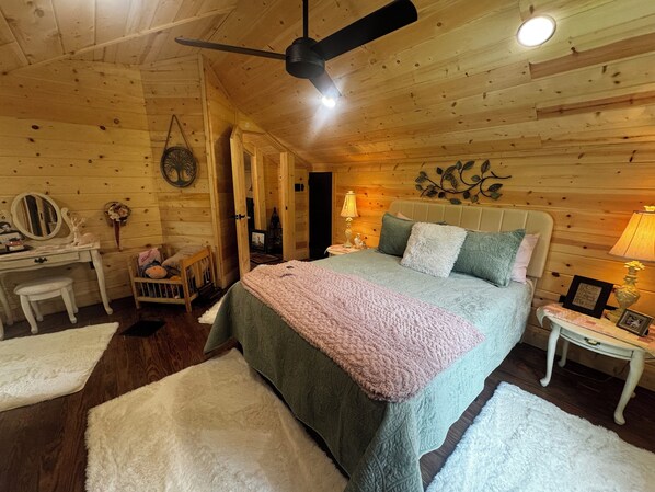A cozy wooden room with a bed, a desk, and a chair. - Wolf Creek Cabin Waterfront/Secluded/Firepit/VA Creeper Trail/South Holston Lake (Abingdon)