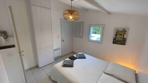 3 Schlafzimmer, Schreibtisch, Bügeleisen/Bügelbrett, Reisekinderbett