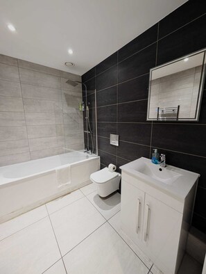 Hair dryer, towels, soap, toilet paper - City Centre Studio Apartment (Liverpool)