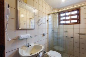 A bathroom with a sink, toilet, and a glass shower enclosure. - Comfortable Apt 270m From the Beach Stcy101 (Florianópolis)