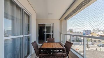 Basic Apartment | Outdoor dining