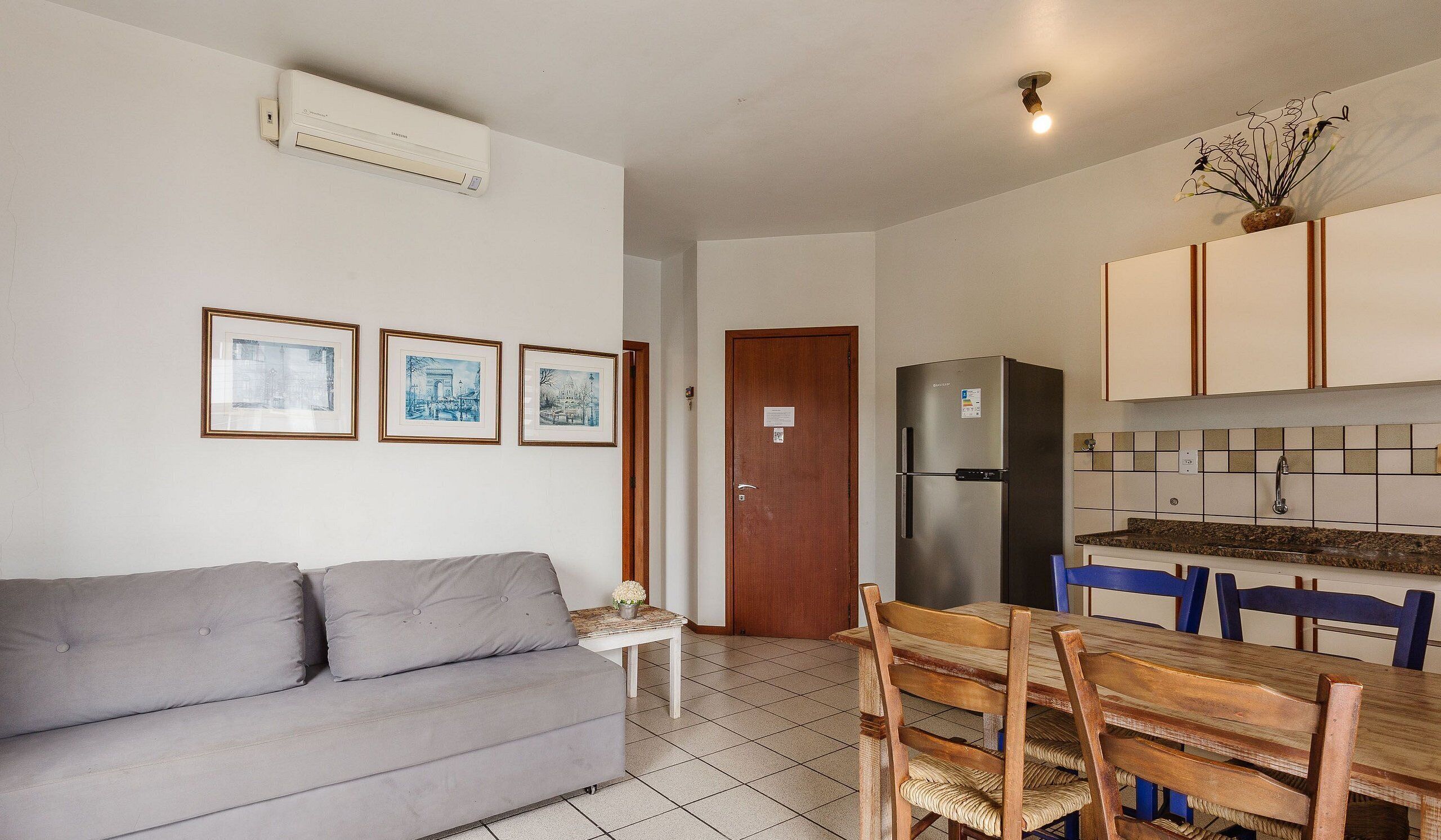 Basic Apartment | Living area