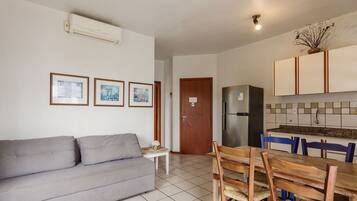 Basic Apartment | Living area