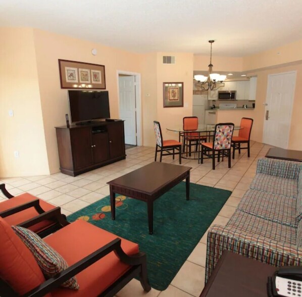 Living area - GREAT Location to all Theme Parks! Cozy 2 bed/2 bath! (Kissimmee)