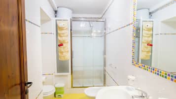 Douche, sèche-cheveux, bidet, serviettes fournies