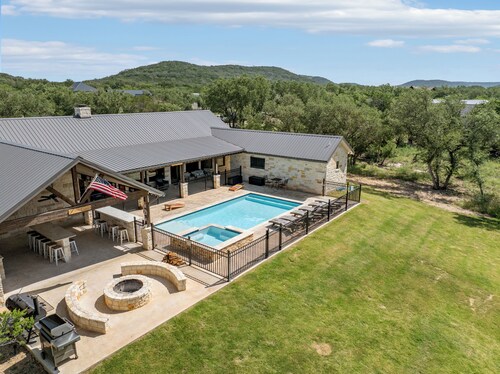 Hidden Creek - near Frio River - 6 bedroom - hot tub - pool - outdoor kitchen