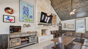 Living area - Hidden Creek - near Frio River - 6 bedroom - hot tub - pool - outdoor kitchen (Concan)