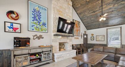 Hidden Creek - near Frio River - 6 bedroom - hot tub - pool - outdoor kitchen