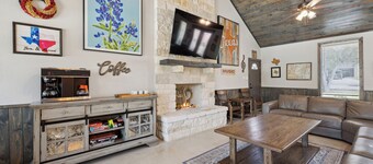 Hidden Creek - near Frio River - 6 bedroom - hot tub - pool - outdoor kitchen