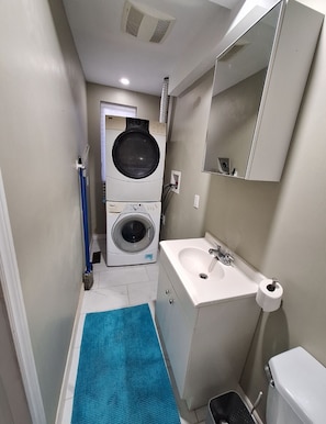 Bathroom - Private, modern studio in the heart of Pickering with free parking (Pickering)
