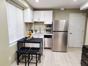 Private kitchen - Private, modern studio in the heart of Pickering with free parking (Pickering)