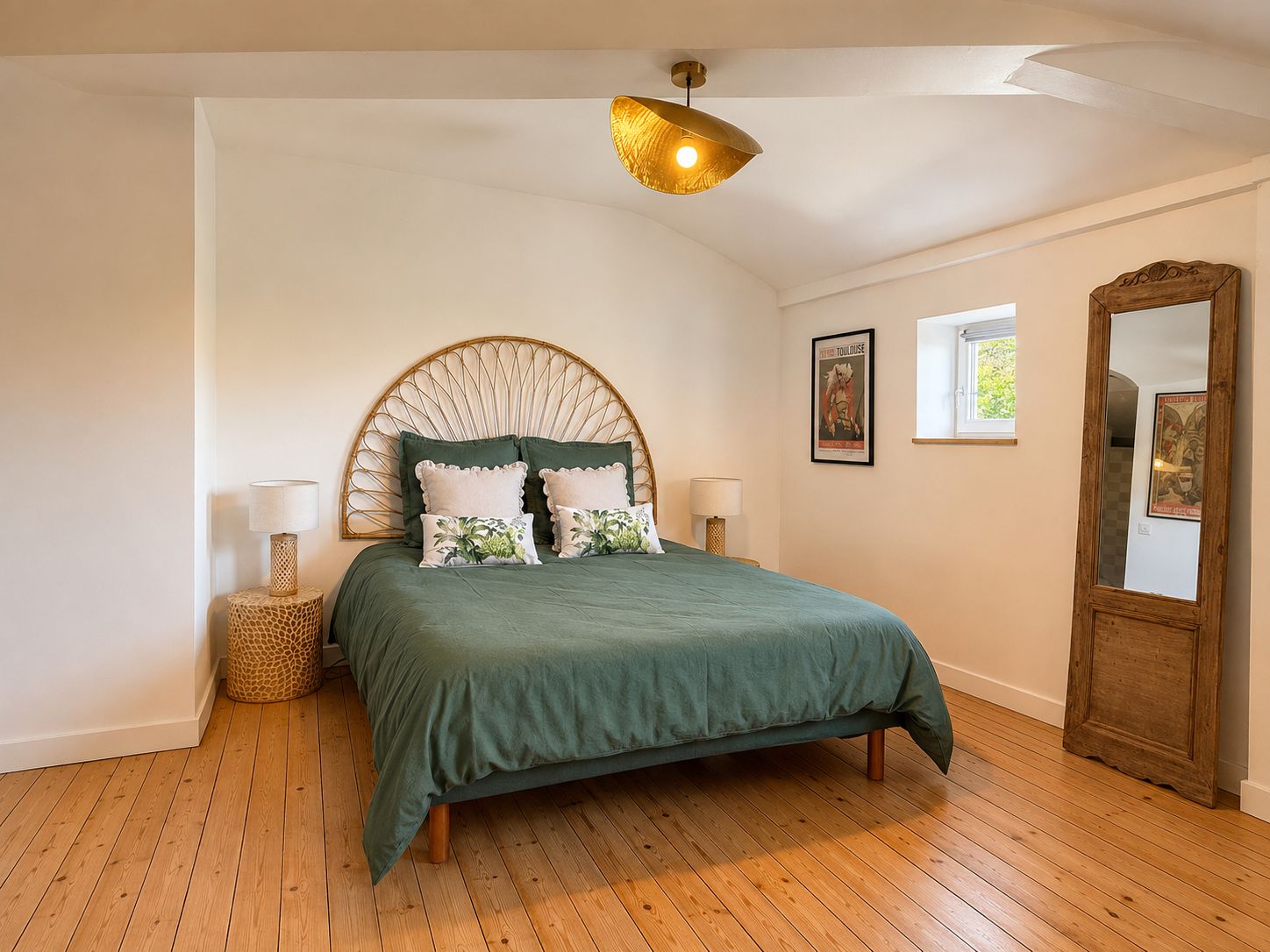 Ein Schlafzimmer mit einem Bett, einem runden Kopfteil, zwei Nachttischlampen, Holzboden und einer Deckenleuchte.