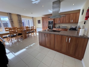 Cottage, 5 phòng ngủ | Bếp riêng | Dụng cụ pha cà phê/trà, tủ lạnh, lò vi sóng, máy rửa bát 