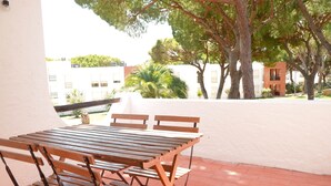 Outdoor dining - Sun on the Cliff (Olhos de Água)