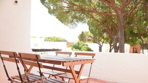 Outdoor dining - Sun on the Cliff (Olhos de Água)