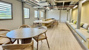 A modern meeting room with a long table, chairs, a sofa, and a bench. - Reserva del Mar II Apartment - Cantamar SOHO -391A (Santa Marta)