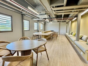A modern meeting room with a long table, chairs, a sofa, and a bench. - Reserva del Mar II Apartment - Cantamar SOHO -391A (Santa Marta)