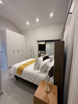 Room - Chelsea Luxe Stay - Stylish 3-Bedroom Retreat in Harare (Harare)