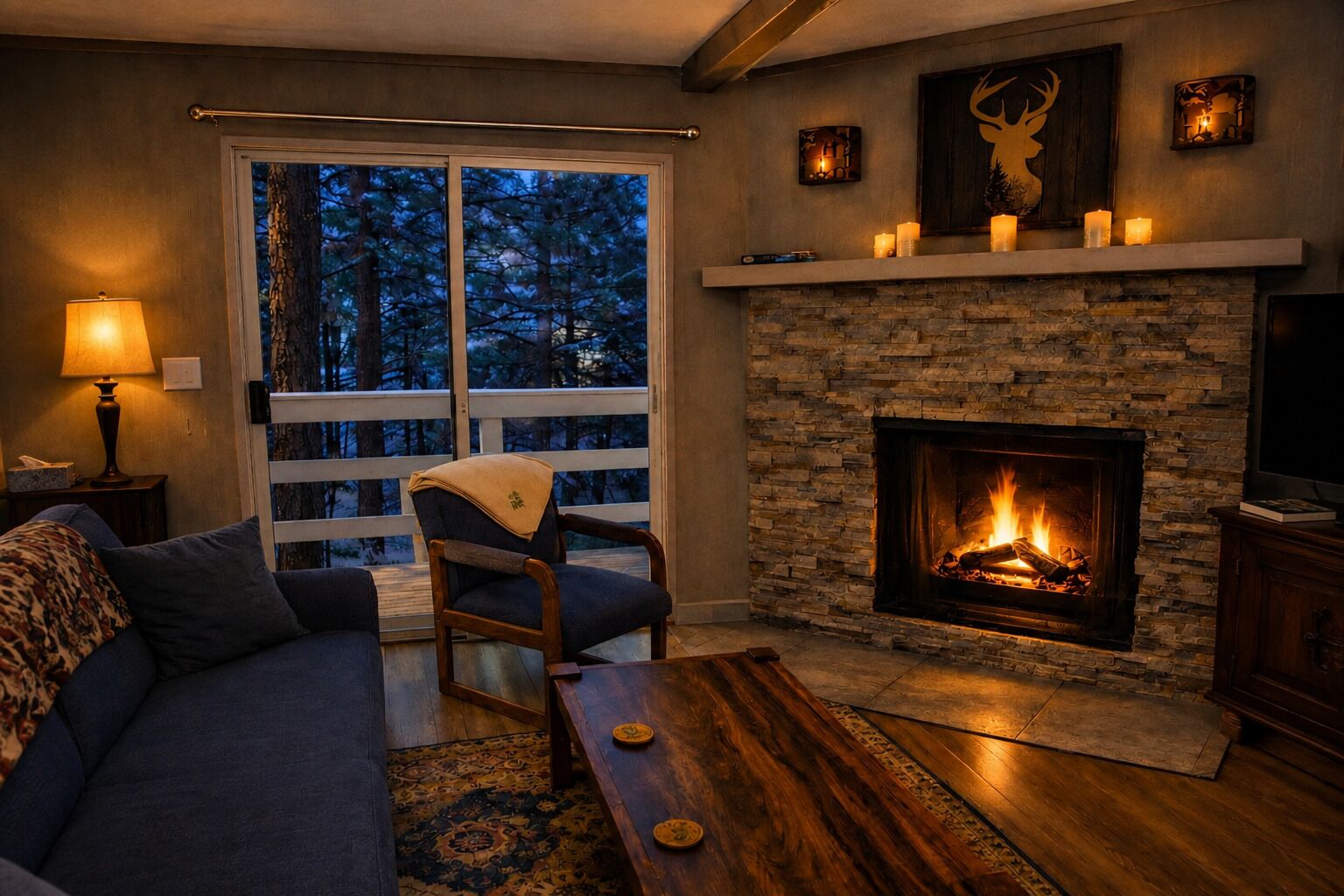 Una sala acogedora con chimenea, un sofá, un sillón y un televisor.