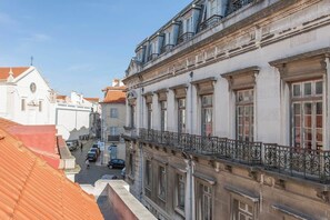 A building with classical architecture, featuring a balcony with wrought iron railings and a street view below. - Attic Bairro Alto (Lisbon)