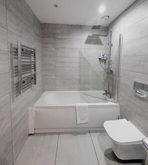 Douche, sèche-cheveux, serviettes fournies, savon