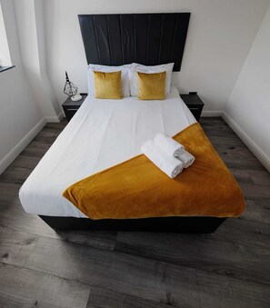 Tabla de planchar con plancha, wifi, ropa de cama