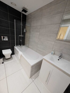 Bathroom - City Centre Two Bedroom Apartments (Liverpool)