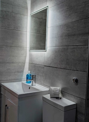 Hair dryer, towels, soap, shampoo - City Centre Two Bedroom Apartments (Liverpool)