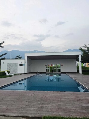 Ein moderner Pool mit Blick auf die dahinter liegenden Berge.