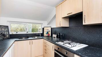Coffee/tea maker, fridge, microwave, oven