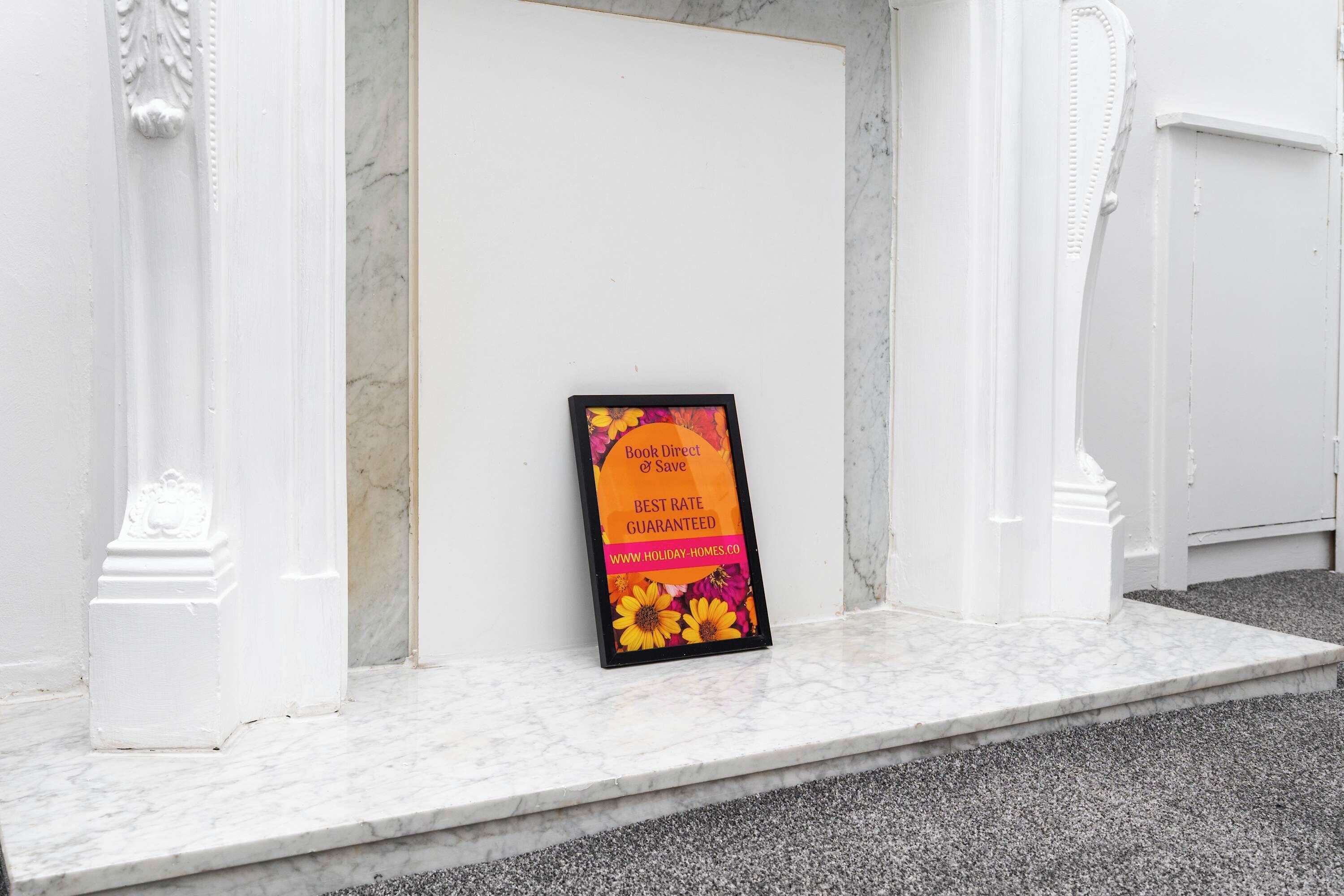 Un letrero enmarcado sobre una superficie de mármol blanco.