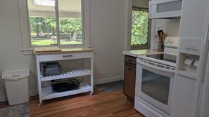 Een koffiezetapparaat/waterkoker, een koelkast, een magnetron, een oven
