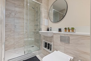 Douche, sèche-cheveux, serviettes fournies, savon