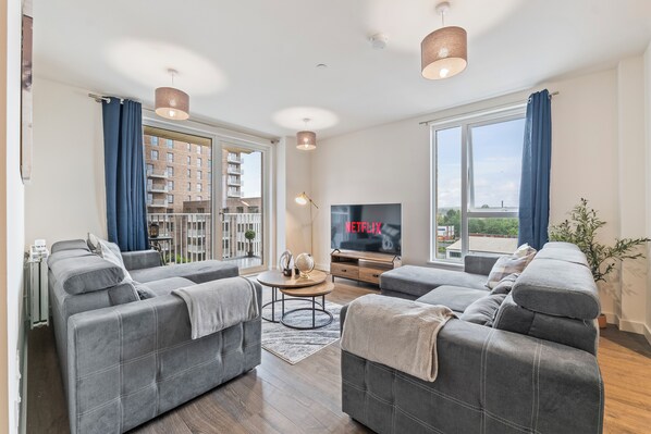Living area - Luxury 2BR Apartment direct links to Wembley and Central London (Harrow)