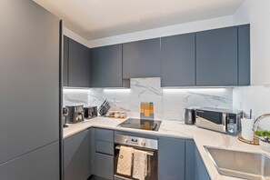 Private kitchen - Luxury 2BR Apartment direct links to Wembley and Central London (Harrow)