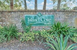 A sign for Island Cove South. - Beautiful Orlando Home 3BR/2BA 20 Min to Disney/Universal+ Community Pool (Orlando)