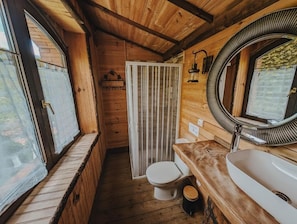 Comfort-Doppelzimmer, Gartenblick | Badezimmer | Dusche, Handtücher, Seife, Shampoo