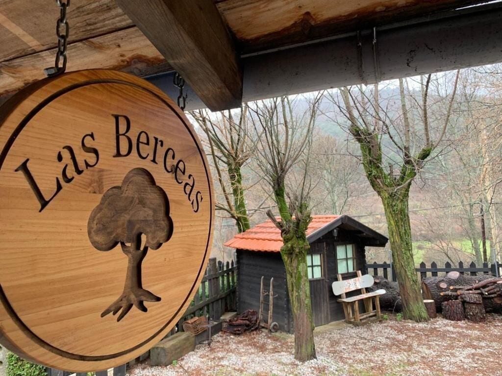 Een houten bord met een silhouet van een boom en de tekst 'Las Berceas'.
