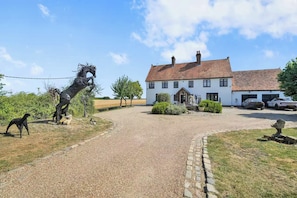 A white house with a gravel driveway and a horse statue. - Berry Lodge I 5 Bed House Sleeps 10 -hot Tub -spa (Upminster)