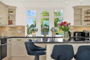 Private kitchen - Berry Lodge I Hot Tub, Sauna & Spa Retreat (Upminster)