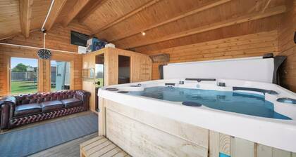 Berry Lodge I Hot Tub, Sauna & Spa Retreat