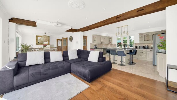 Unclassified image, 1 of 35, button - Berry Lodge I 5 Bed House Sleeps 10 -hot Tub -spa (Upminster)