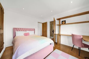 Room - Berry Lodge I Hot Tub, Sauna & Spa Retreat (Upminster)