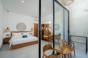 Un dormitorio moderno con cama, mesitas de noche y un separador de vidrio.