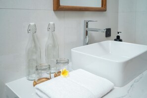 Doppia Deluxe | Bagno | Set di cortesia gratuito, asciugamani, sapone, shampoo