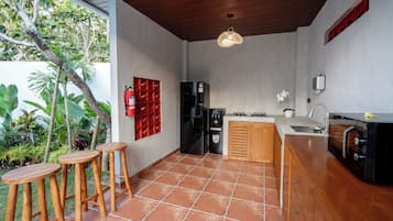 Grand réfrigérateur, micro-ondes, four, plaque de cuisson